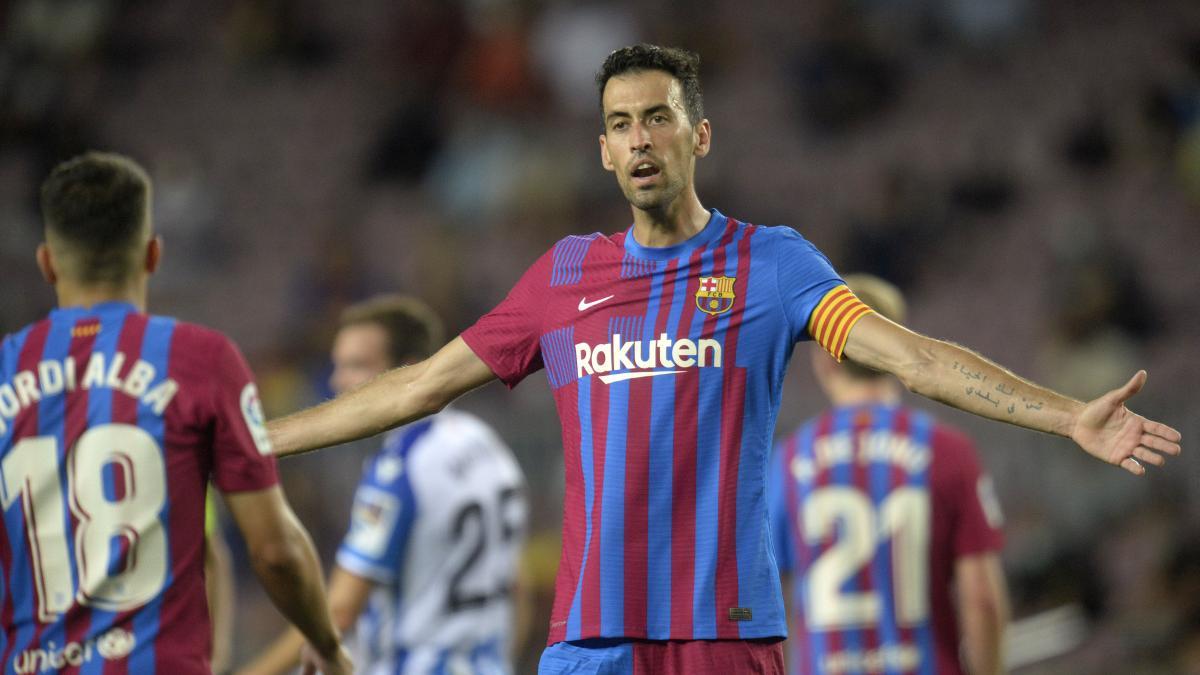 Busquets y Alba discrepando durante el partido de liga entre el FC Barcelona y la Real Sociedad