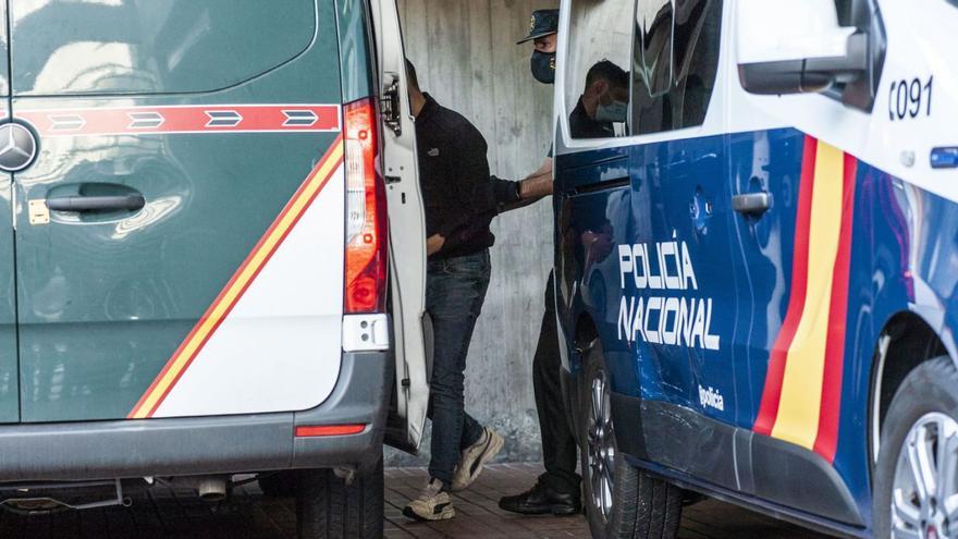 Uno de los acusados entra en un furgón policial a la salida de los juzgados.   | // CASTELEIRO/ROLLER AGENCIA