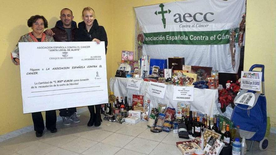 Miembros de la Junta Local con la donación para la Asociación Española contra el Cáncer.