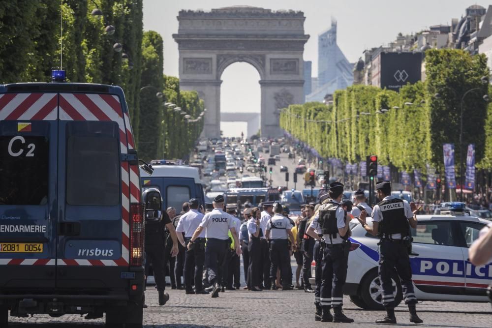 Las imágenes del ataque a un furgón policial en París