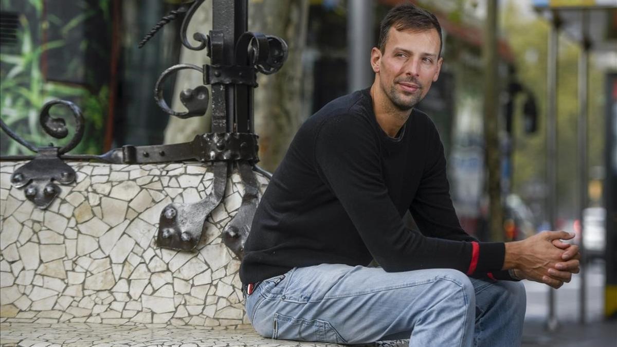 Jordi Trias posa para El Periódico esta semana en un banco del Passeig de Gràcia