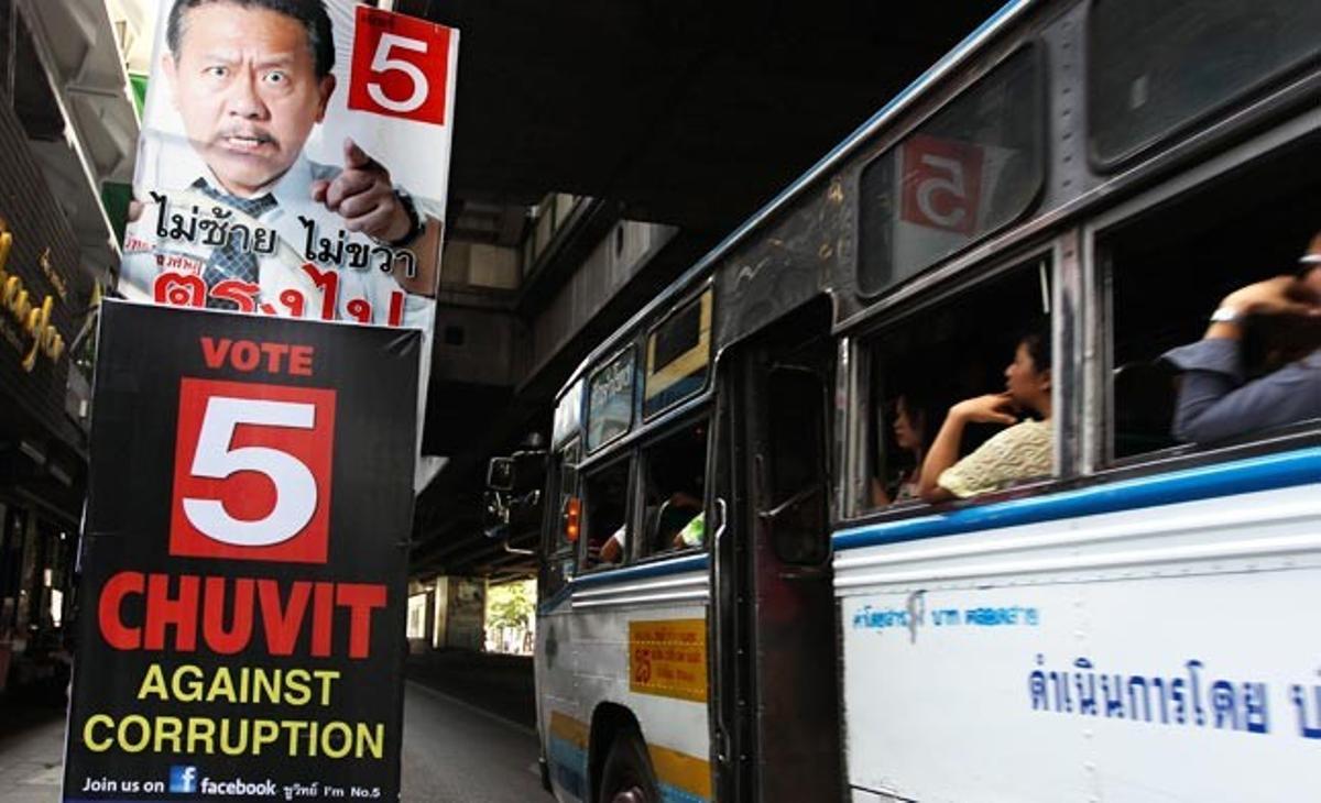 Uns cartells electorals del líder del partit Amar a Tailàndia, Chuwit Kamolvisit, aquest dijous a Bangkok. Kamolvisit és propietari de diversos salons de massatges de la ciutat i molts el consideren com ’’un magnat de la prostitució’’.