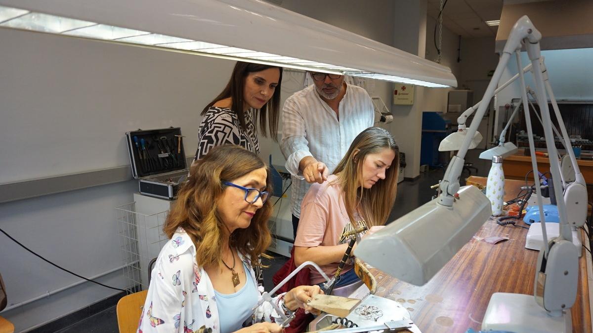 Visita de la delegada de Empleo a la Escuela de Joyería en octubre del pasado año.