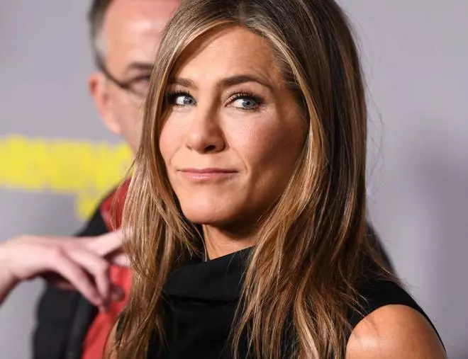 Jennifer Aniston rescata las zapatillas de los 70 que llevó Farrah Fawcett en su icónica foto y que Bella Hadid imitó