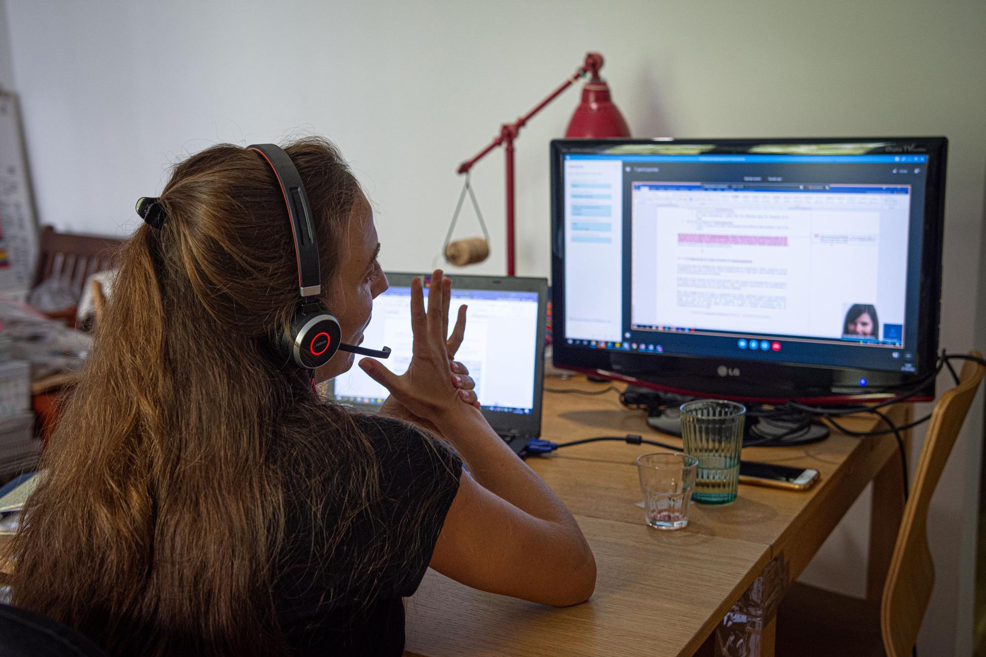 Una mujer, teletrabajando desde su domicilio