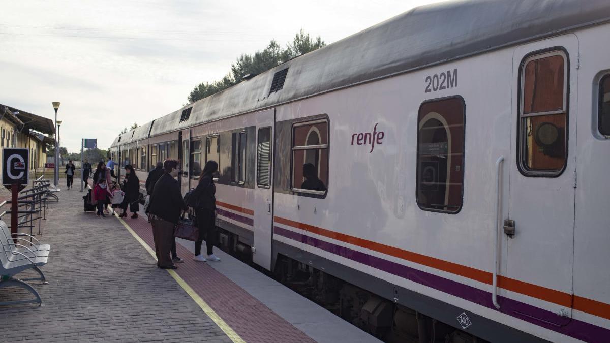 Usuarios del servicio Xàtiva-Alcoiacceden al tren en la estación de Ontinyent, en una imagen tomada el pasado 5 de marzo