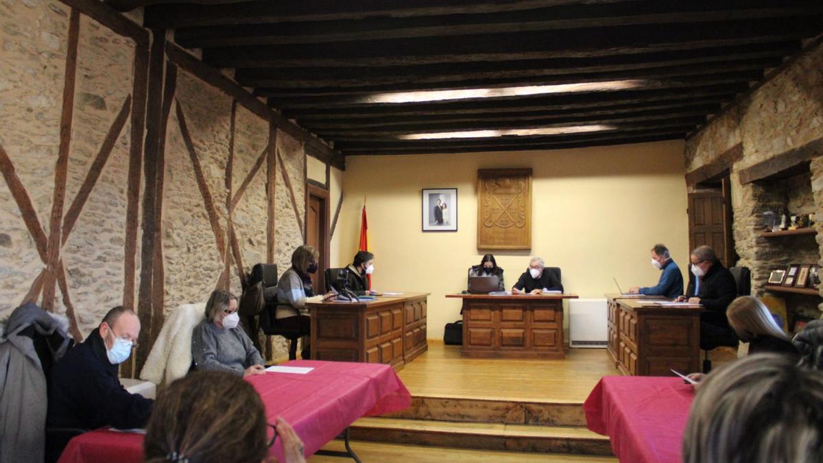 Pleno del Ayuntamiento de Puebla de Sanabria, celebrado ayer. | Araceli Saavedra