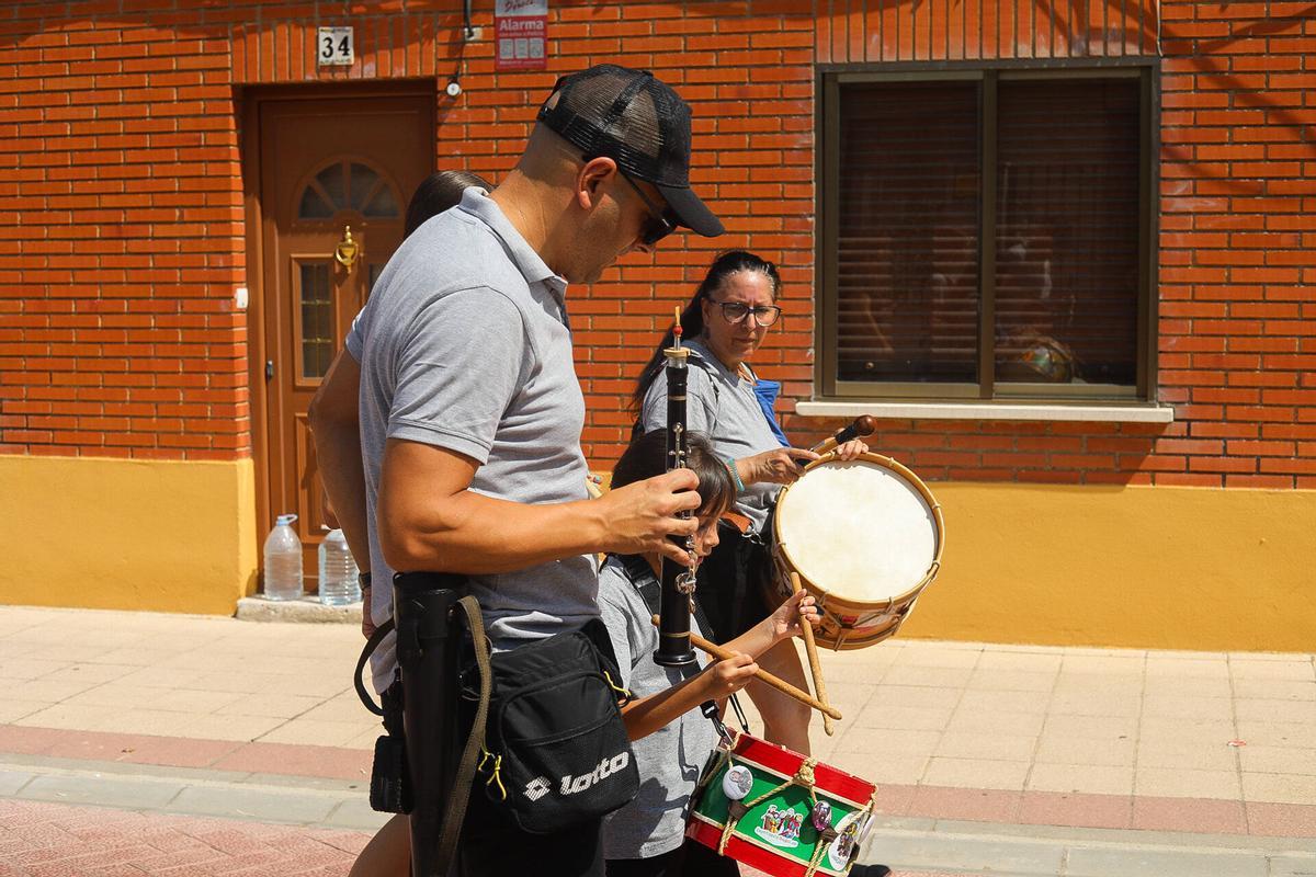 GALERÍA | Pasacalles de gigantes y cabezudos en Vilaralbo