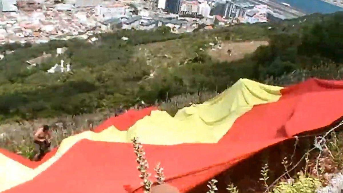 La bandera española gigante que miembros de Vox desplegaron en el Peñón de Gibraltar en el 2016.