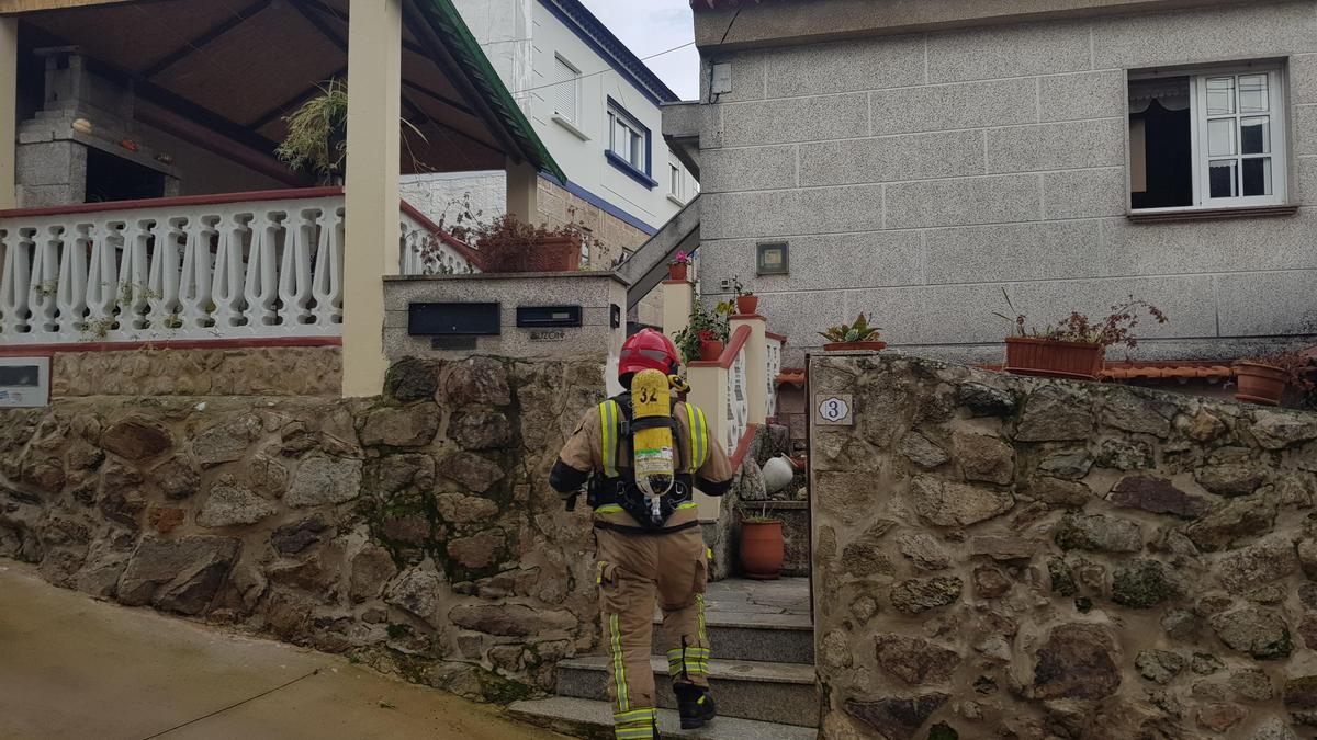 Un bombero accediendo a la vivienda este mediodía. / F.G.S.