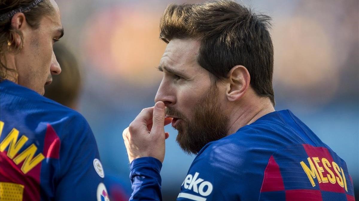 Messi conversa con Griezmann tras el segundo gol del argentino    durante el partido de liga entre el FC Barcelona y el Eibar   Fotografia de Jordi Cotrina