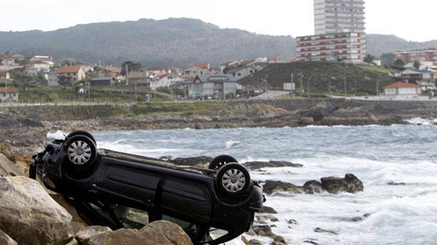 Una mujer se lanza en coche con sus dos niñas por el mirador de Baredo y las tres se salvan