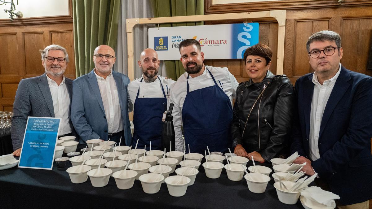 Los chefs Nelson Pérez y Carmelo González, con Minerva Alonso, en el congreso San Sebastián Gastronomika.