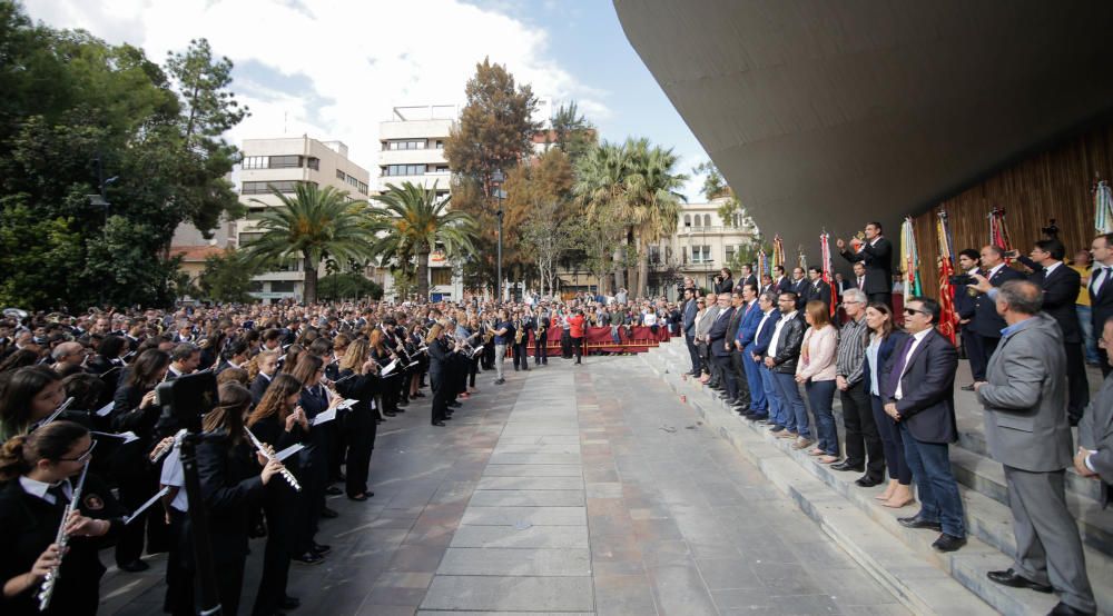 Cerca de 1.000 músicos interpretan el Pasodoble Idella en la Plaza Castelar.