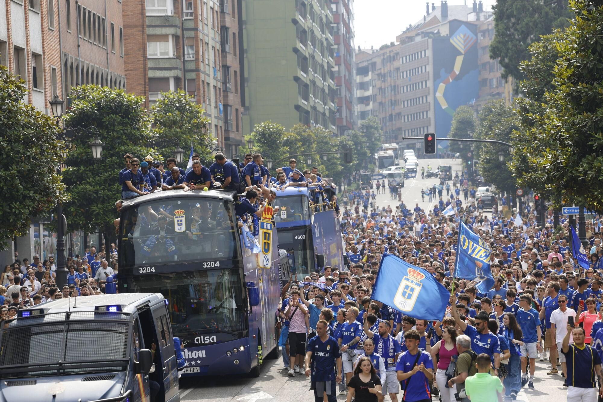 Locura azul en las calles de Oviedo para celebrar el ascenso del equipo a Primera División