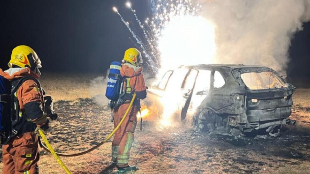Los bomberos extinguen el incendio de un vehículo en Moixent.
