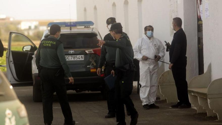 Guardia Civil y forenses en el cementerio de Paiporta.