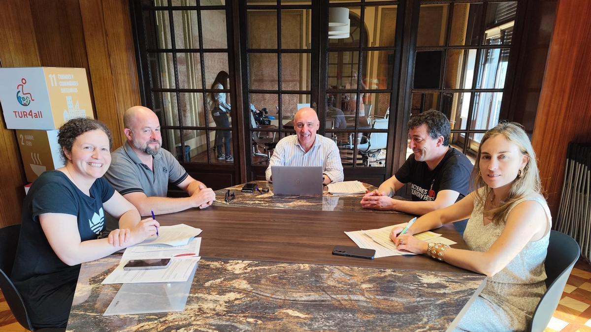 Los participantes en la reunión, en la Casa Paquet.