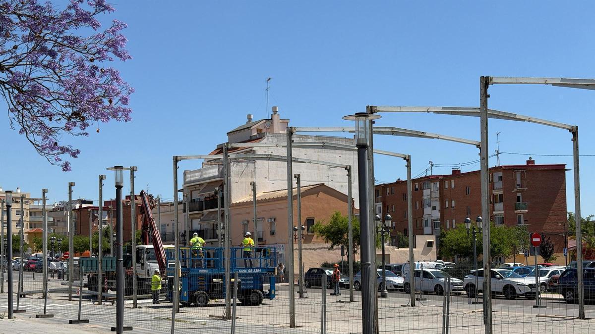 Inicio del montaje del cohetódromo en Paterna.