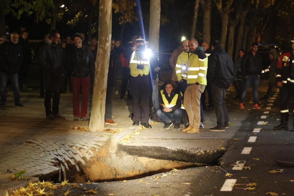 La carretera se "traga" un vehículo en León Felipe