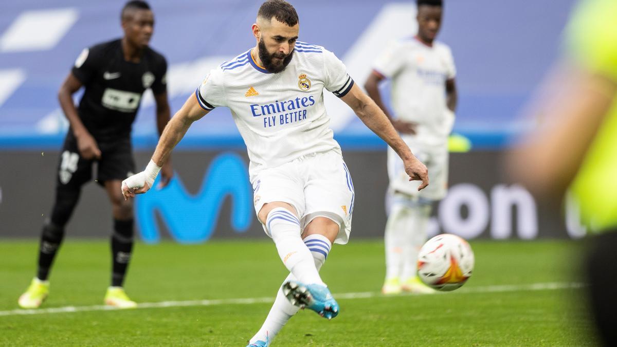 Benzema chuta en el penalti que falló ante el Elche.