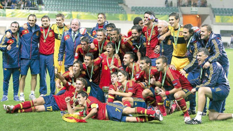 Los jugadores de la selección española sub19 celebran el título