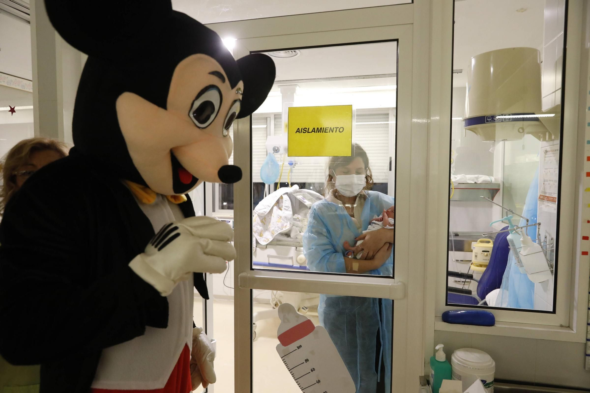 Así fue la visita de Mickey y Minnie Mouse al Hospital de Cabueñes (en imágenes)