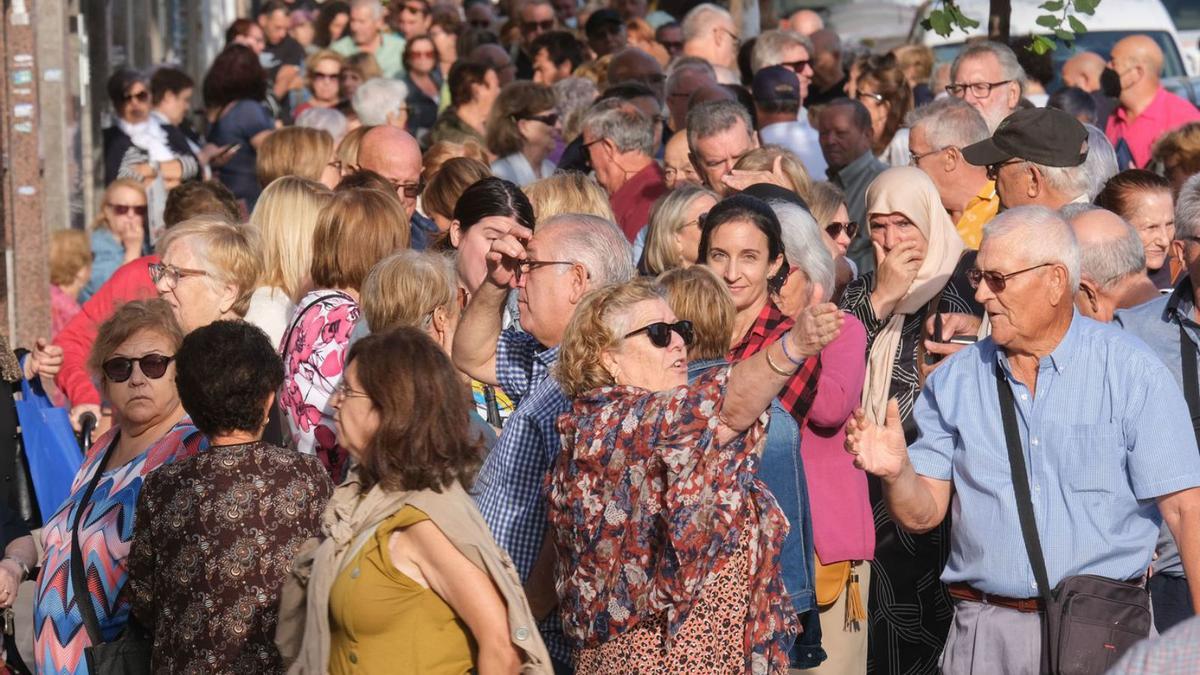 Colas de personas mayores en Elche para adquirir los electrobonos. | ÁXEL ÁLVAREZ