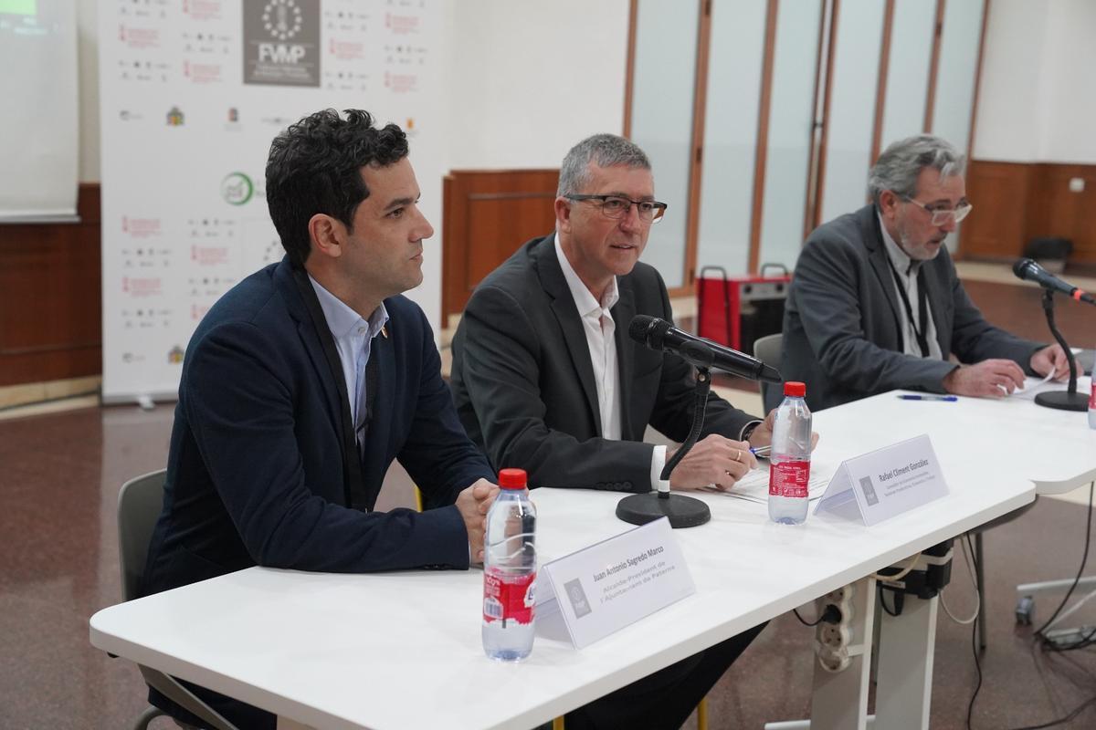 El Alcalde de Paterna, Juan Antonio Sagredo, el conseller de Economía Sostenible, Rafael Climent y el responsable de la Oficina de Empresa, Industria y Universidad, José Mª Martínez