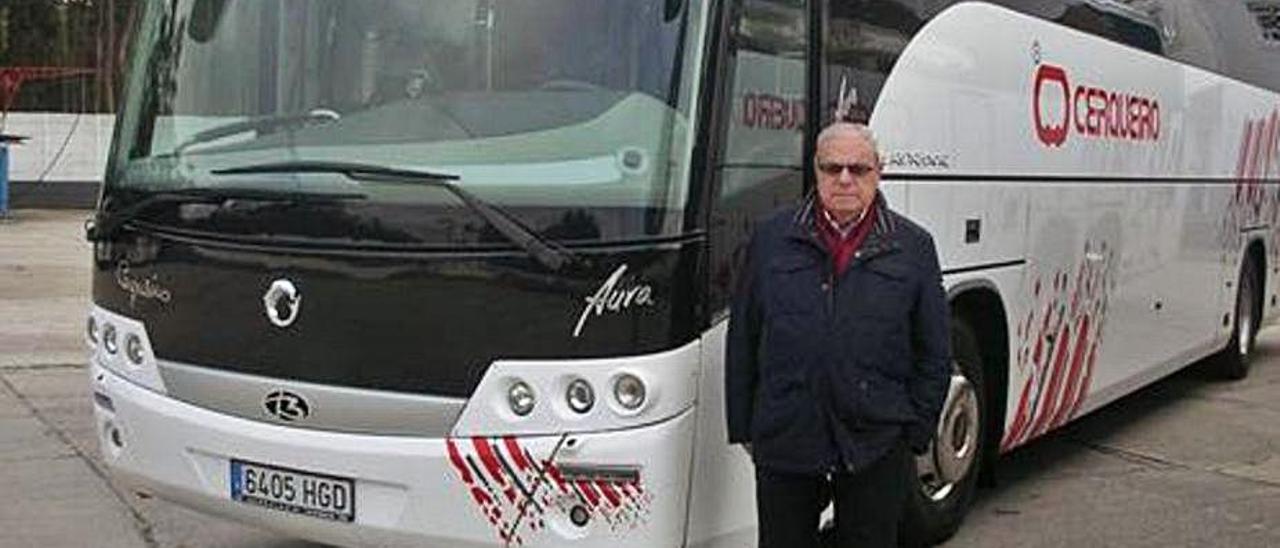 José Cerqueiro Pousada junto a un autobús de la empresa en la sede Castiñeiras, a donde se trasladó en el año 2000. | //ARCH.FAMILIAR