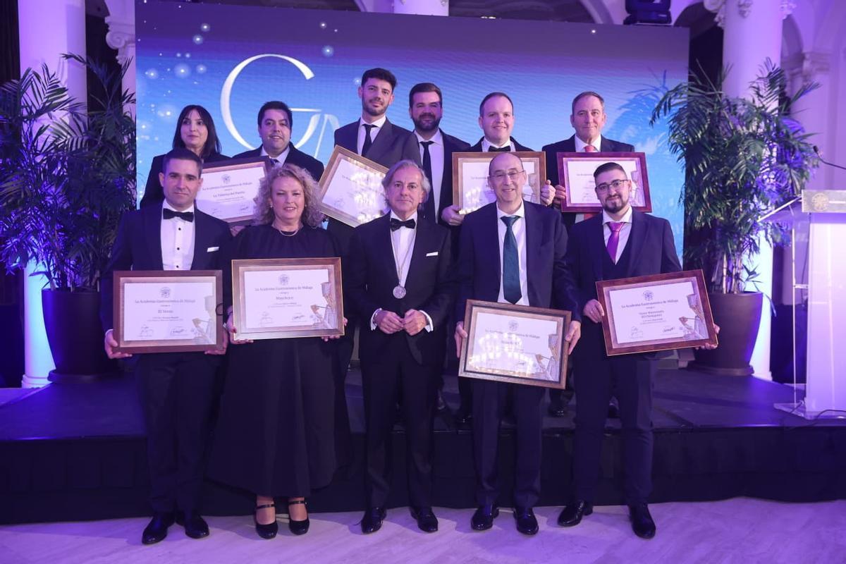 Foto de familia de Manolo Tornay con los premiados