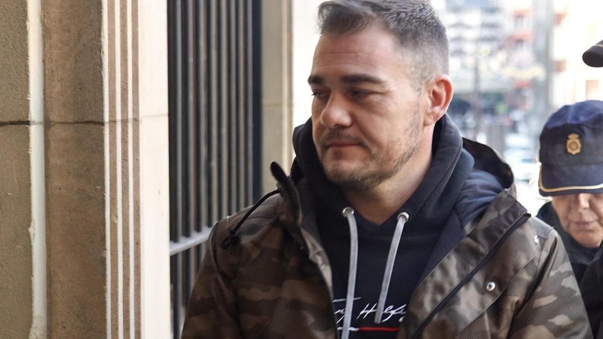 El acusado, a su llegada al juicio ayer.