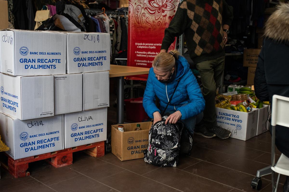 La Asociacion de ucranianos Djerelo que ayudan a los refugiados que están en Barcelona con alimentos, ropa, productos primera necesidad y lo hacen en vía Laietana 33 en el centro