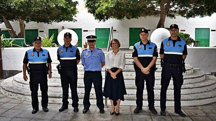 Francisco Suárez (izquierda), Miguel Ángel Rodríguez, José Antonio Lasso, Eva de Anta, Juan Manuel Clar y Vicente Robayna, ayer, en el patio del Ayuntamiento.