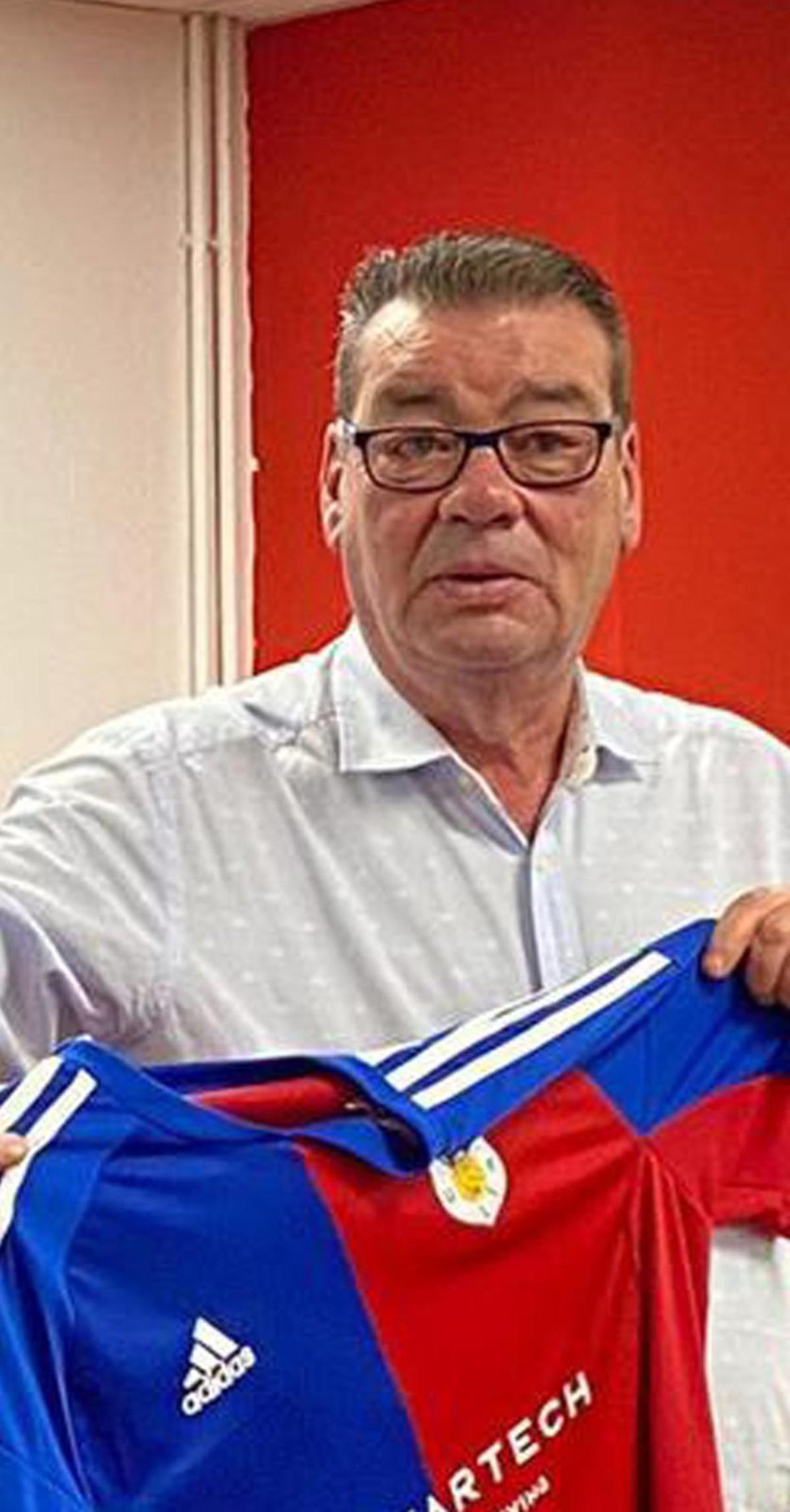 Víctor Fernández-Miranda –a la izquierda, de arriba abajo– con Annunziata y Redondo, con Michu y con Adrián Torre. A la derecha, sosteniendo una camiseta del Langreo.  | FERNANDO RODRÍGUEZ / UP LANGREO / R. MAYORDOMO