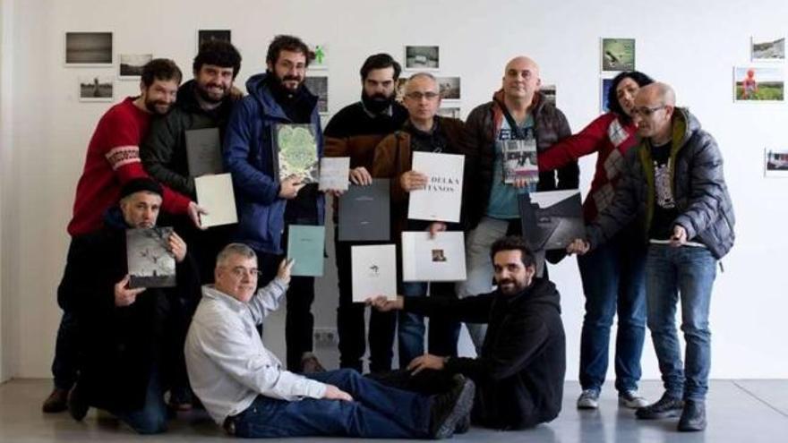 Fotógrafos participantes ayer, en la primera reunión del PhotoBook Club Galicia en A Estrada.  // Tono Arias