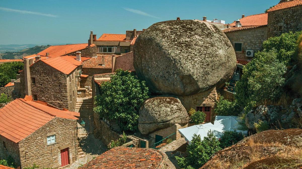 El pueblo portugués parcialmente aplastado por rocas