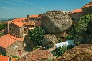 El pueblo de Portugal construido sobre piedras de granito y con un  castillo medieval en lo alto de una colina