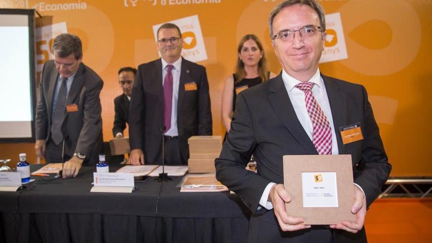 Luis Aires recoge el premio de la Universitat.