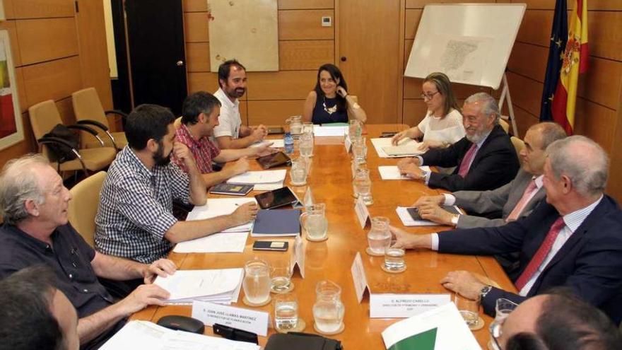 Los cuatro representantes municipales (izquierda), las dos de la Xunta (fondo) y los de Fomento, ayer, en la reunión.