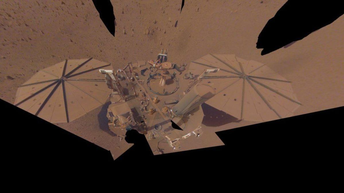 El módulo de aterrizaje InSight de la NASA capturó esta selfie en Marte el 24 de abril de 2022.