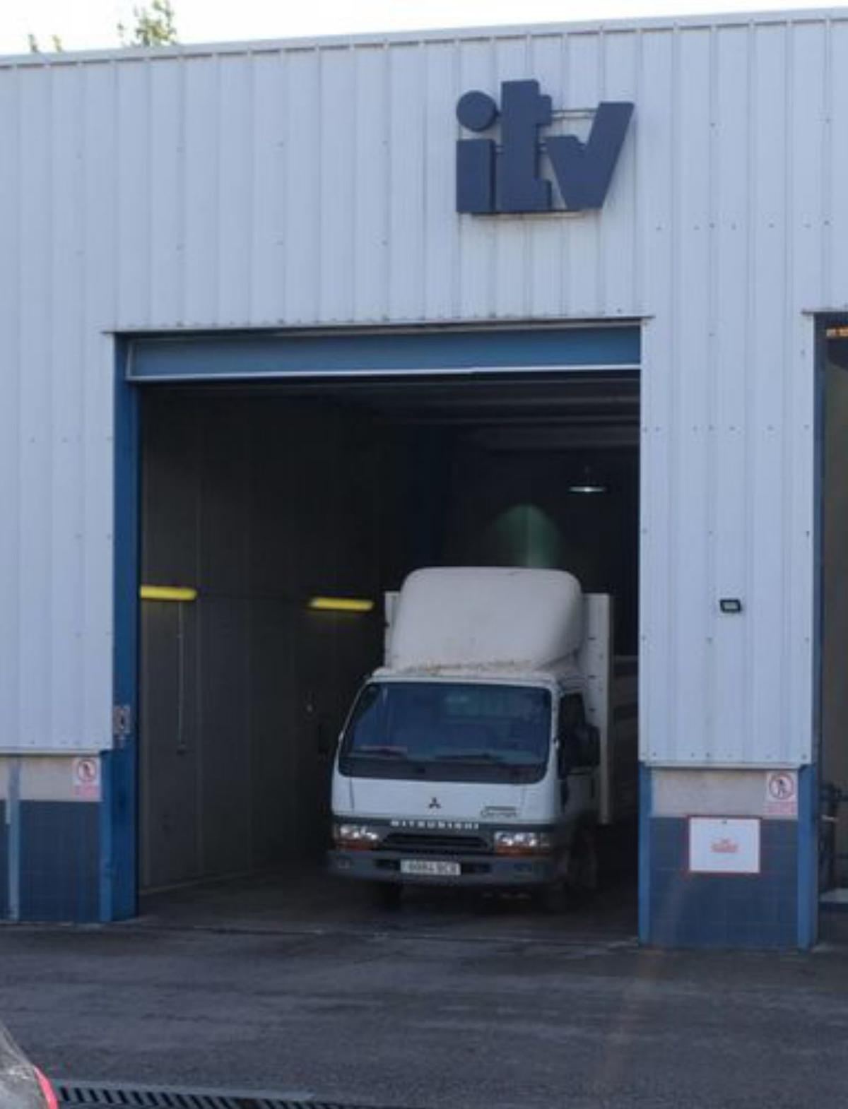 Bevor man sich an die Schlange anstellt, muss man erstmal das Büro aufsuchen.