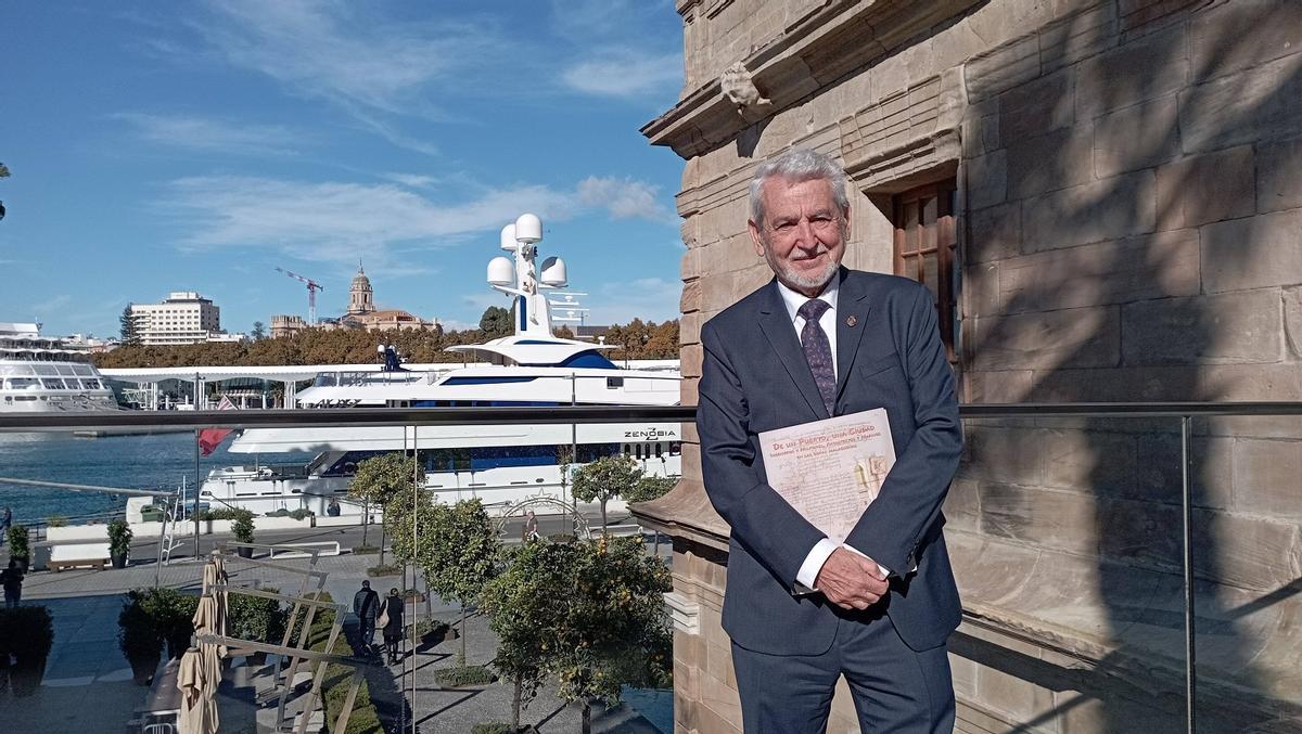 Francisco Cabrera, junto a la Capilla del Puerto, con su nuevo estudio sobre los ingenieros y la Historia del Puerto de Málaga.