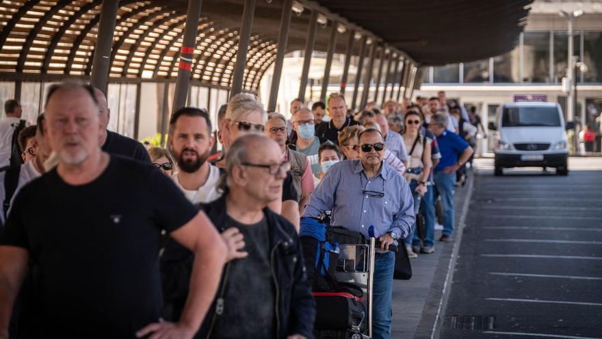 Colas para coger un taxi en el aeropuerto Tenerife Sur. | | ANDRÉS GUTIÉRREZ