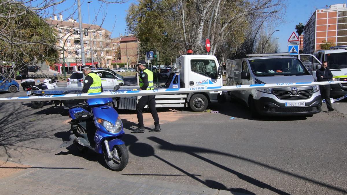 Agentes de la Policía Local en el lugar en el que ha ocurrido el accidente mortal en Carlos III.