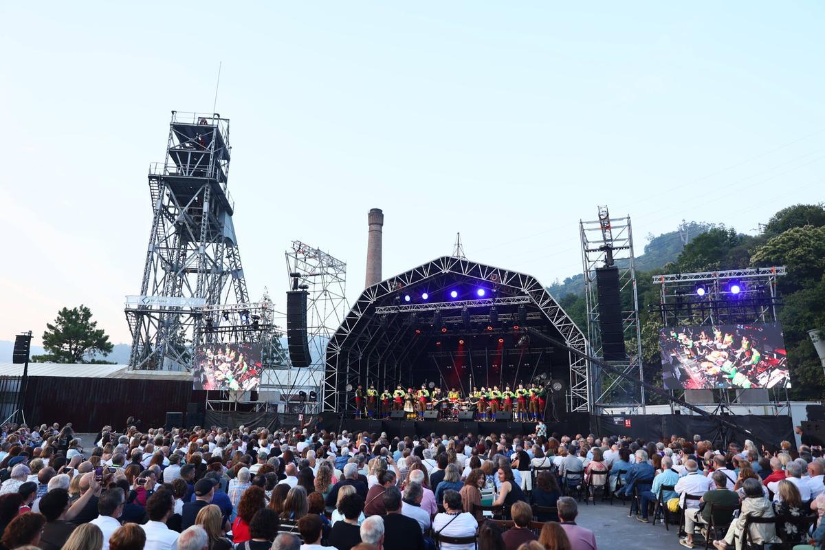 EN IMÁGENES: Concierto de Víctor Manuel por San Xuan en el Pozu Barreo