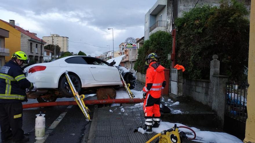 Los ocupantes de un turismo resultan ilesos tras derribar una farola y un semáforo en la avenida de Cambados, de Vilagarcía