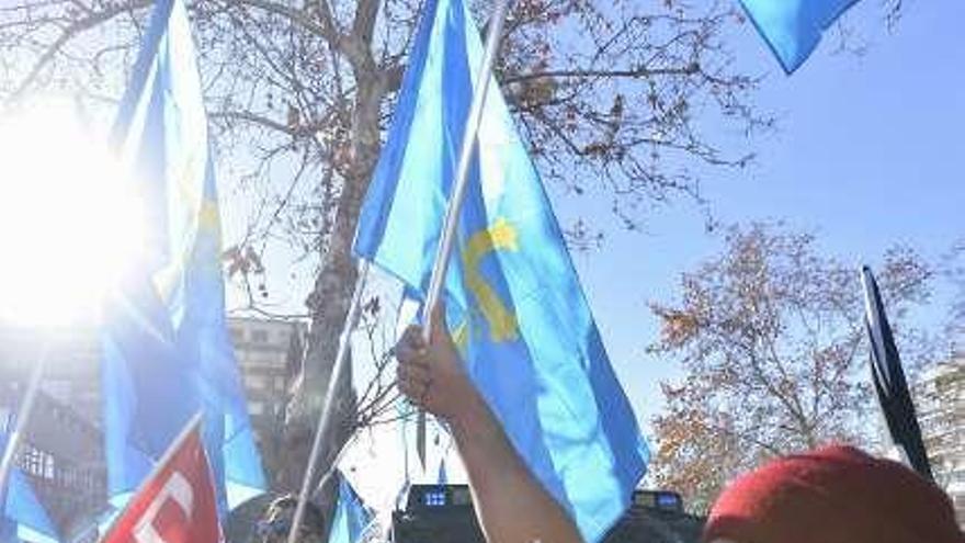 Por la izquierda, Yasmina Triguero, alcaldesa de Castrillón; Alberto Tirador, alcalde de Illas, y Mariví Monteserín, alcaldesa de Avilés, en la protesta. A la derecha, participantes en la concentración.