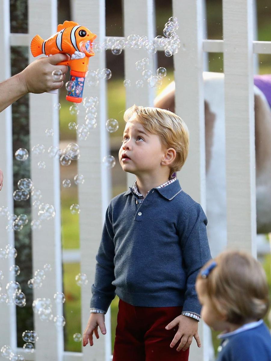 El príncipe George vestido de azul en Canadá