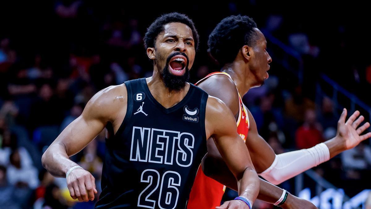 Spencer Dinwiddie celebra una canasta en el Brooklyn Nets - Atlanta Hawks de la NBA